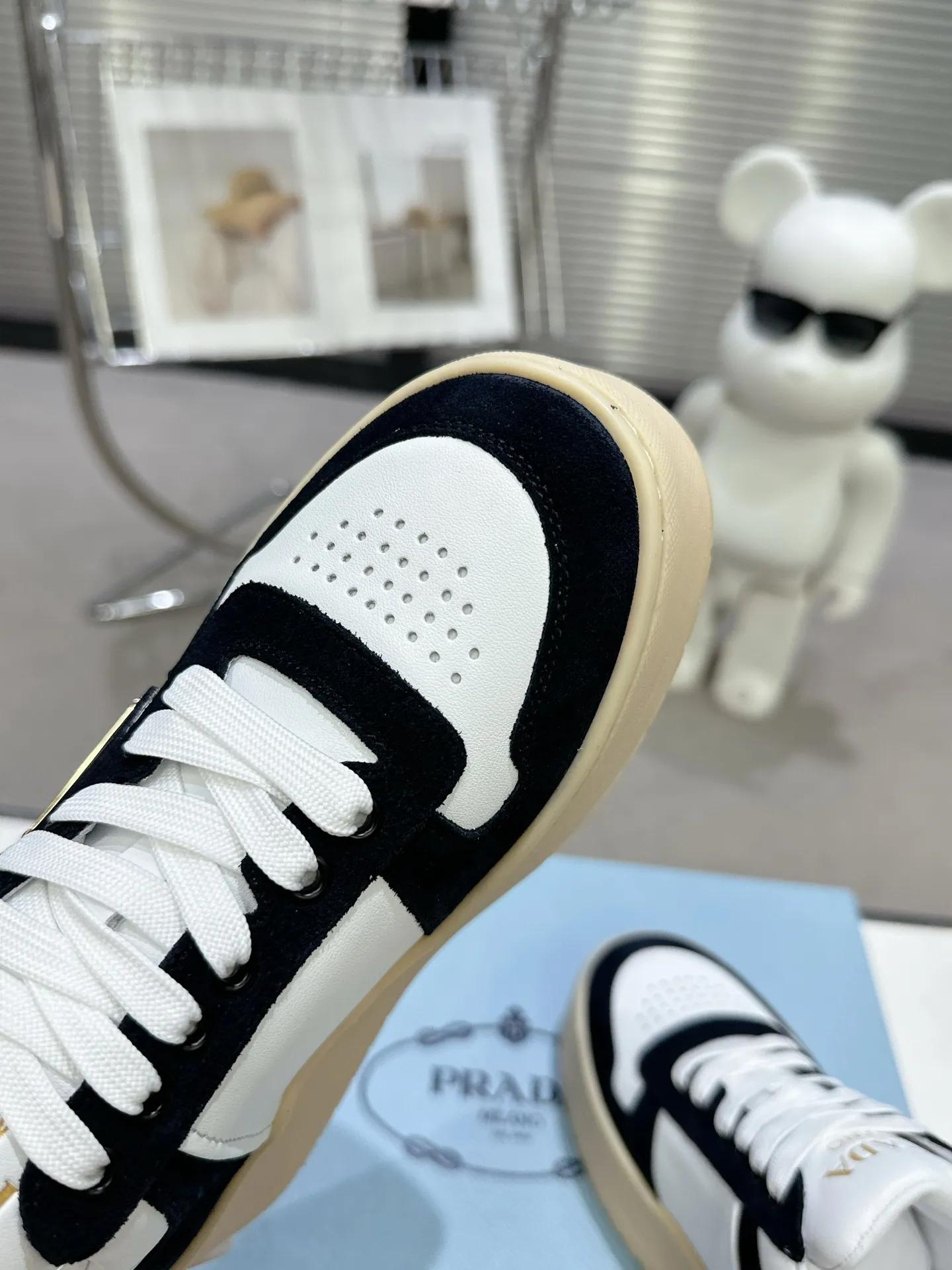 👟👟Ex-factory price 600👟👟 Prada Latest Downtown Bold series Thick-soled Platform Shoes Triangle Logo Casual Sports Shoes White Shoes Original purchase, development and production Downtown Bold sneakers are inspired by the basketball shoes of the 1980s, with sporty design and exquisite details. Crafted from perforated leather, the statement platform sole provides a unique, modern style. The Prada logo is interpreted from different angles, decorated with the iconic enameled triangular metal logo, highlighting the unique classic style. Exquisite packaging at the delivery counter🛍📦 ▪️Fabric: Original custom imported first-layer cowhide ▪️Inner lining: Original imported sheepskin ▪️Outsole: Original open-molded ultra-light foam material ▪️Sole thickness: 4.5CM ▪️Size: Women's 35-40